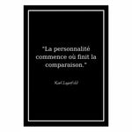 affiche citation noir et blanc karl lagerfeld "La personnalité commence où finit la comparaison."